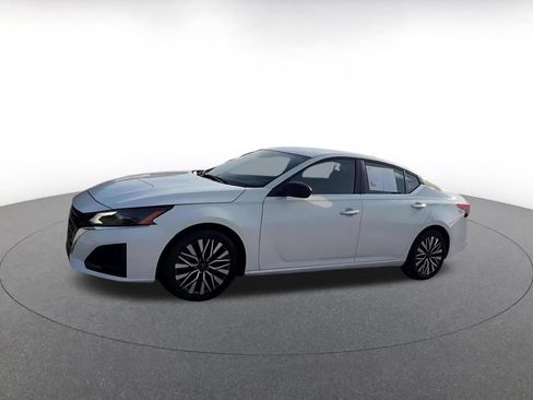 Used 2025 Nissan Altima 2.5 SV FWD image 8