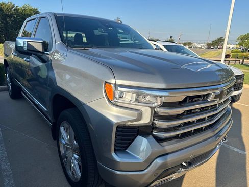 Used 2024 Chevrolet Silverado 1500 High Country w/ High Country Premium Package AWD/4WD image 3