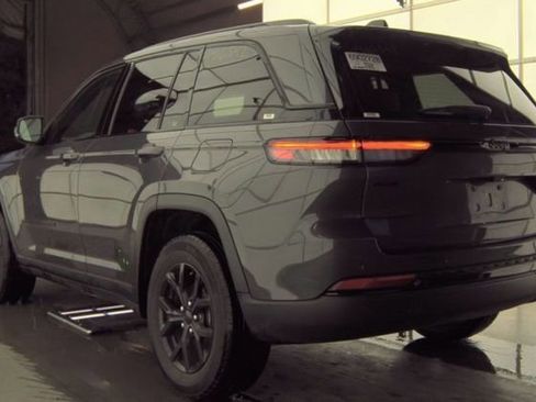 Used 2024 Jeep Grand Cherokee Altitude image 2