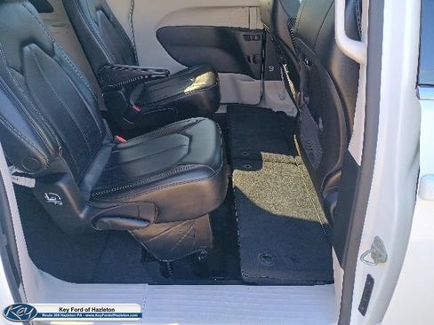 Used 2023 Chrysler Pacifica Touring-L FWD image 15