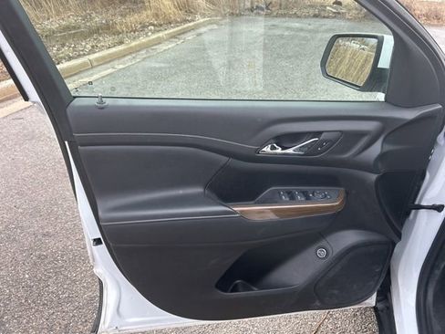 Used 2023 GMC Acadia SLE w/ Driver Convenience Package image 9