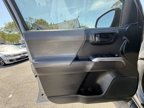 Used 2017 Toyota Tacoma SR5 w/ Tow Package AWD/4WD image 13