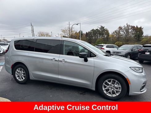 Used 2024 Chrysler Pacifica Touring-L image 8