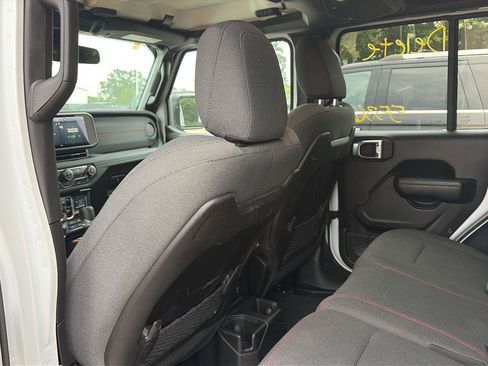 Used 2025 Jeep Wrangler Unlimited Rubicon AWD/4WD image 4
