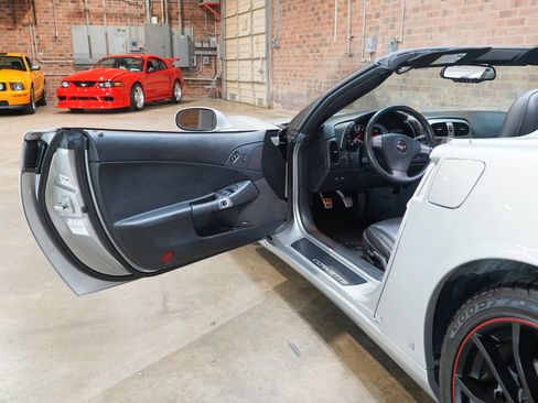 Used 2006 Chevrolet Corvette Convertible w/ Preferred Equipment Group RWD image 39