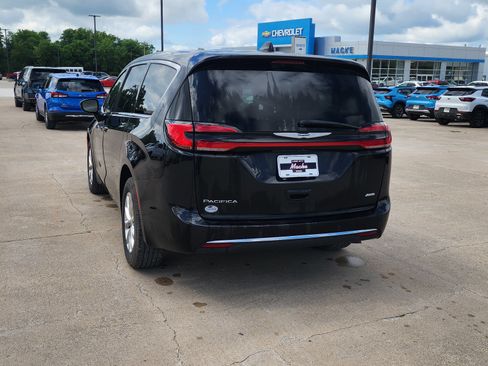 Used 2023 Chrysler Pacifica Touring-L w/ Uconnect Theater Family Group AWD/4WD image 6