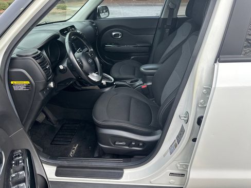 Used 2017 Kia Soul + image 9