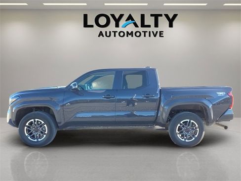 Used 2024 Toyota Tacoma TRD Sport w/ TRD Sport Upgrade Package image 2