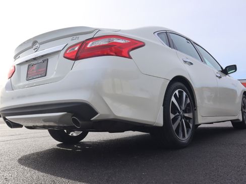 Used 2016 Nissan Altima 2.5 SR w/ LED Appearance Package image 18
