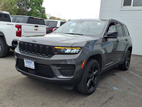 Used 2025 Jeep Grand Cherokee Altitude AWD/4WD image 3