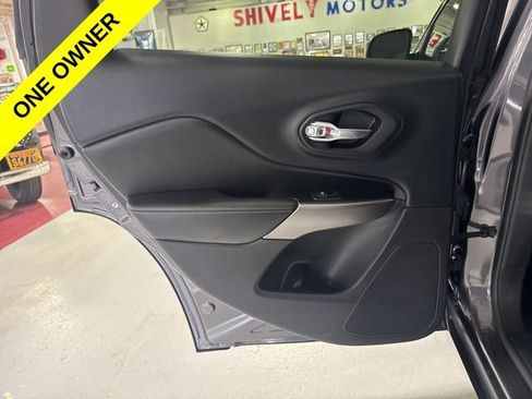 Used 2019 Jeep Cherokee Limited w/ Technology Group AWD/4WD image 12