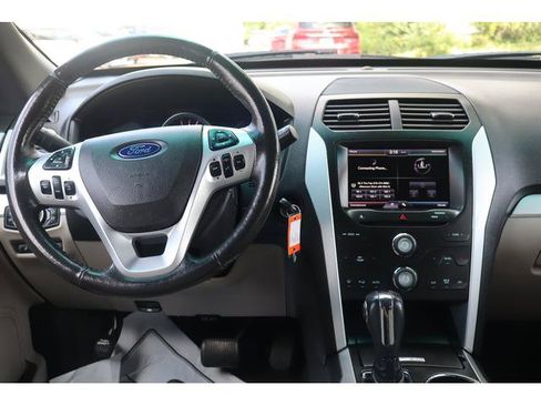 Used 2014 Ford Explorer XLT w/ Equipment Group 202A AWD/4WD image 10