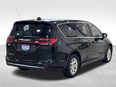 Used 2025 Chrysler Pacifica Select image 8