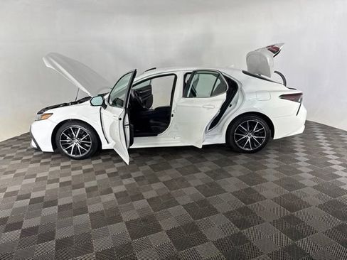 Used 2022 Toyota Camry SE FWD image 9