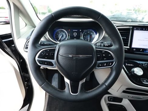 Used 2024 Chrysler Pacifica Touring-L FWD image 11