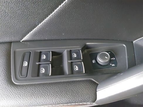 Used 2022 Volkswagen Tiguan SE image 34