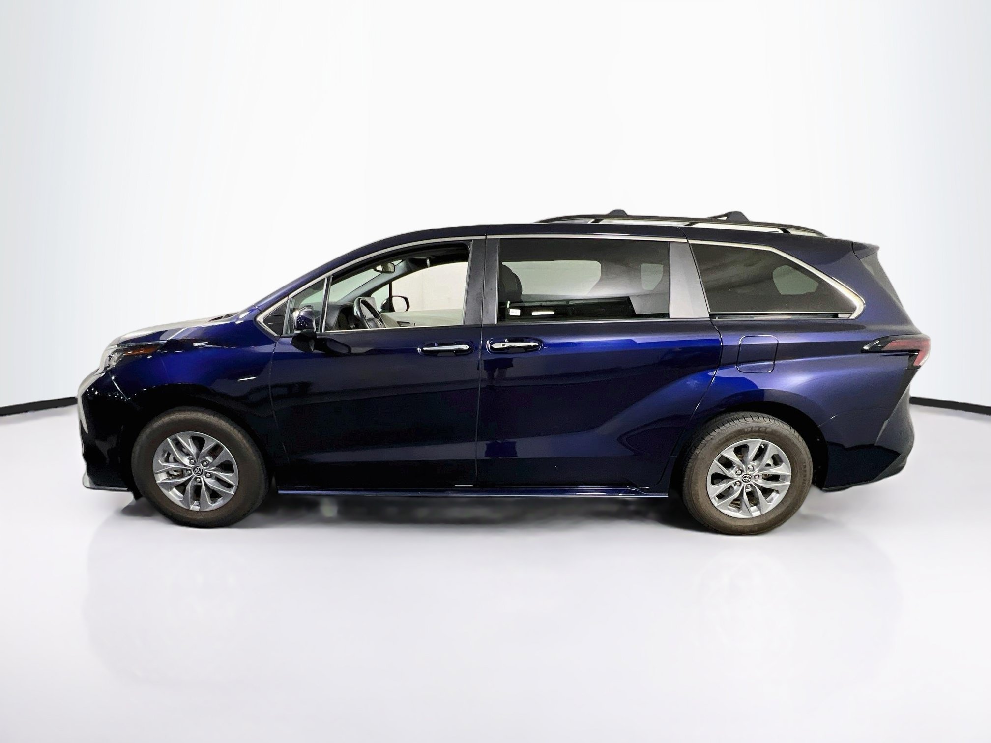 Used 2023 Toyota Sienna XLE FWD image 8