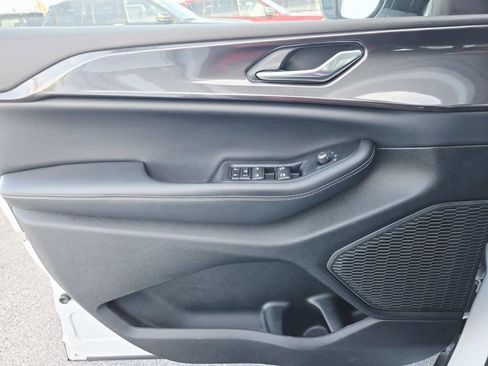 Used 2023 Jeep Grand Cherokee Altitude image 33