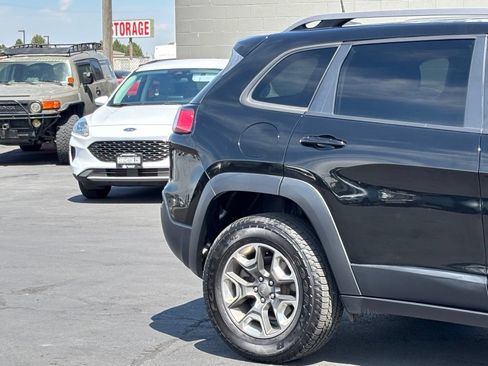 Used 2019 Jeep Cherokee Trailhawk w/ Cold Weather Group AWD/4WD image 3