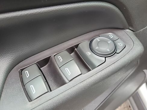 Used 2018 Chevrolet Equinox LT image 19