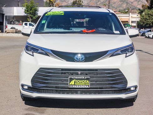 Used 2021 Toyota Sienna Platinum image 2