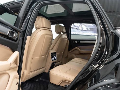 Used 2023 Porsche Cayenne Platinum Edition AWD/4WD image 15