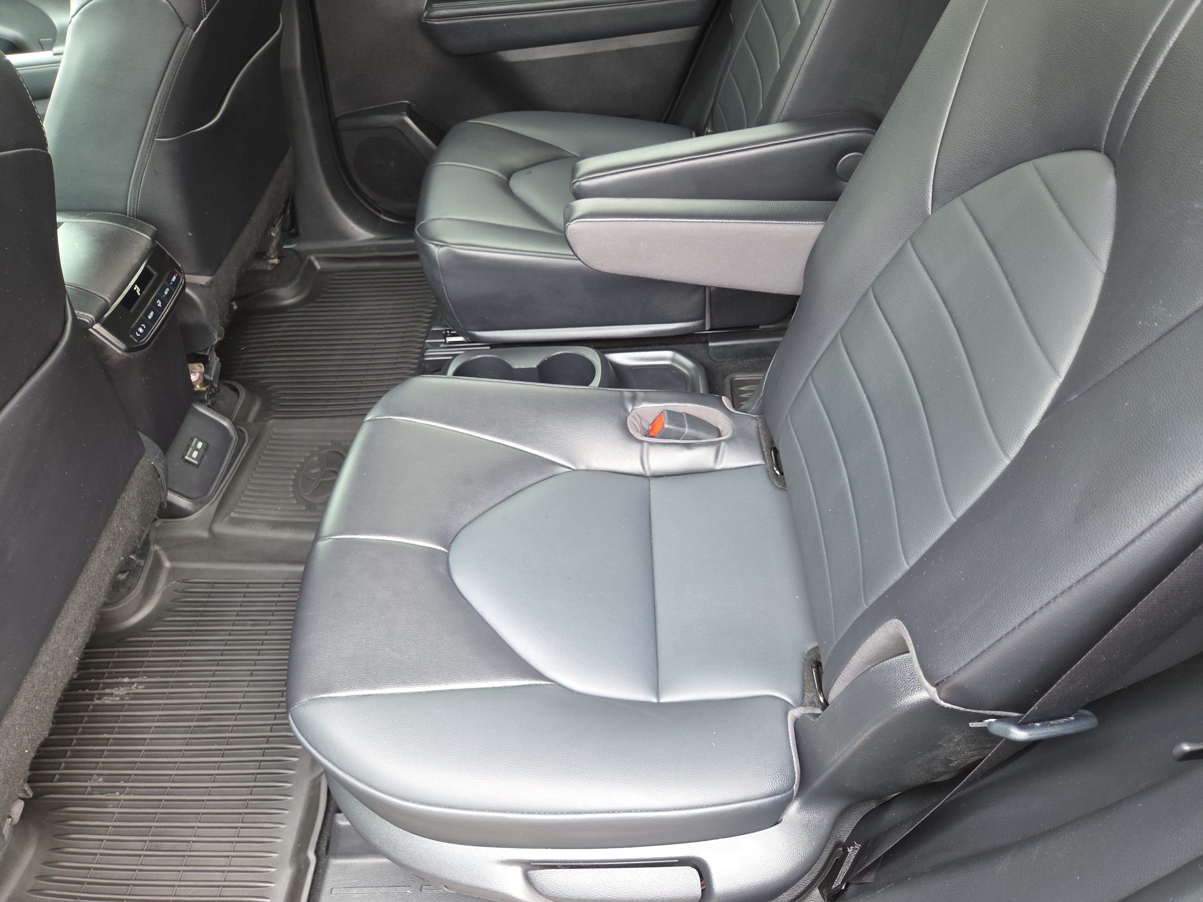 Used 2022 Toyota Highlander XLE AWD/4WD image 20