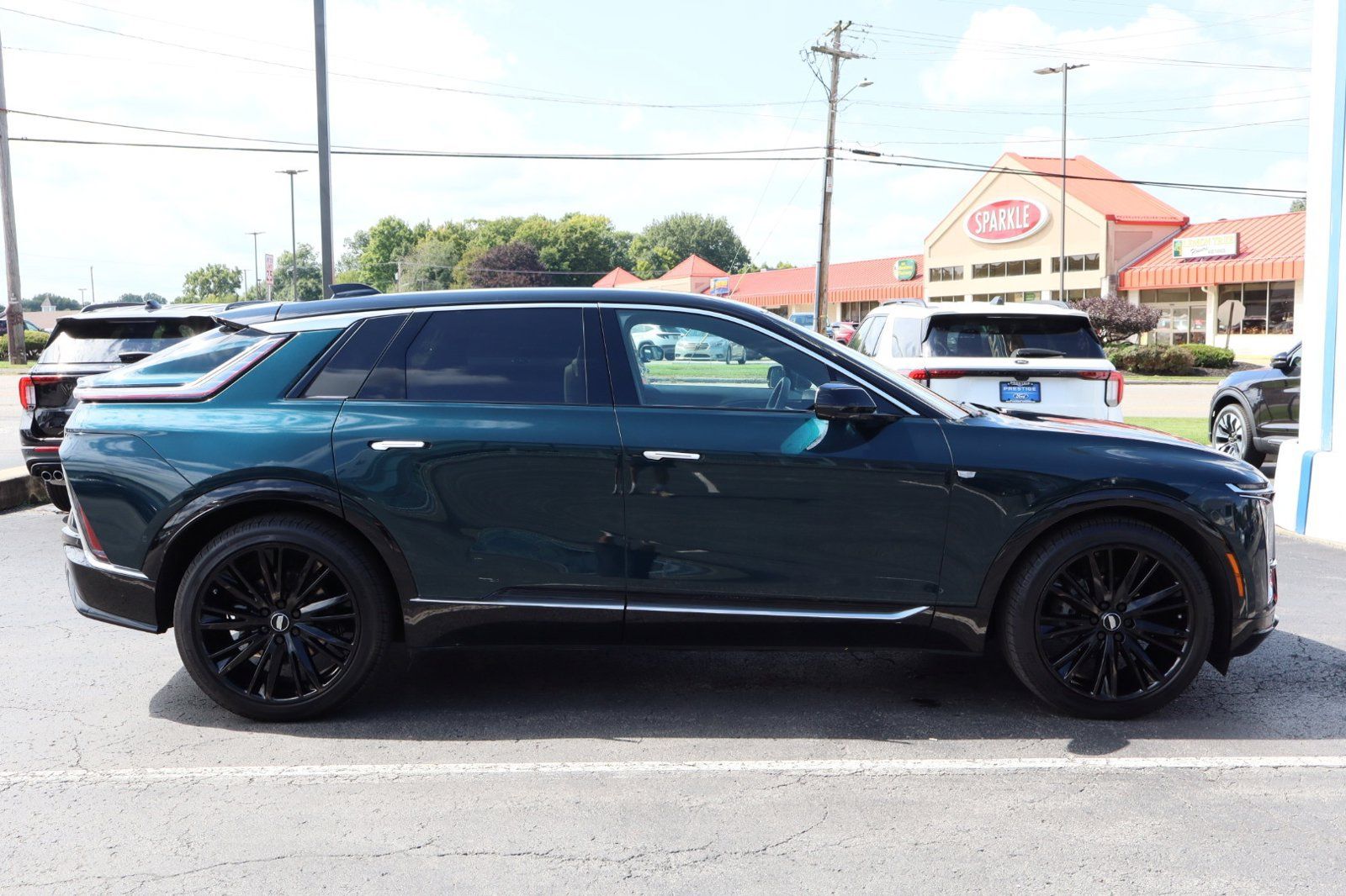 Used 2024 Cadillac Lyriq Luxury AWD/4WD image 9