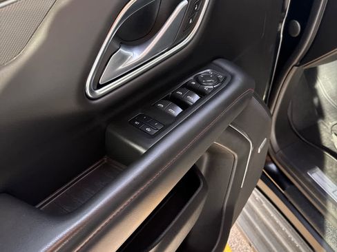 Used 2022 Chevrolet Suburban RST image 6