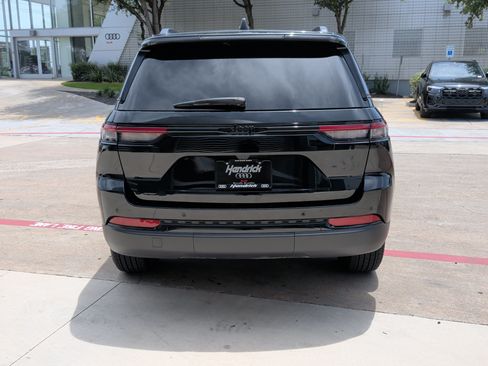Used 2024 Jeep Grand Cherokee Altitude RWD image 9