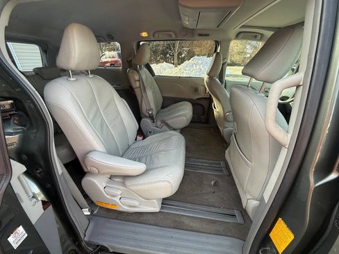 Used 2012 Toyota Sienna XLE image 23
