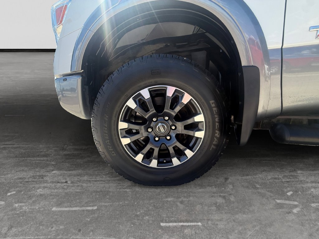 Used 2018 Nissan Titan PRO-4X w/ Pro-4x Convenience Package AWD/4WD image 9