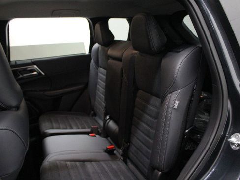 New 2025 Mitsubishi Outlander SE image 27