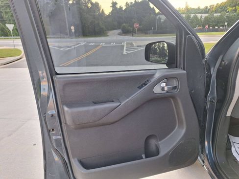 Used 2014 Nissan Frontier SV RWD image 21