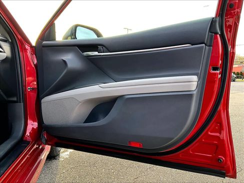 Used 2021 Toyota Camry SE image 12