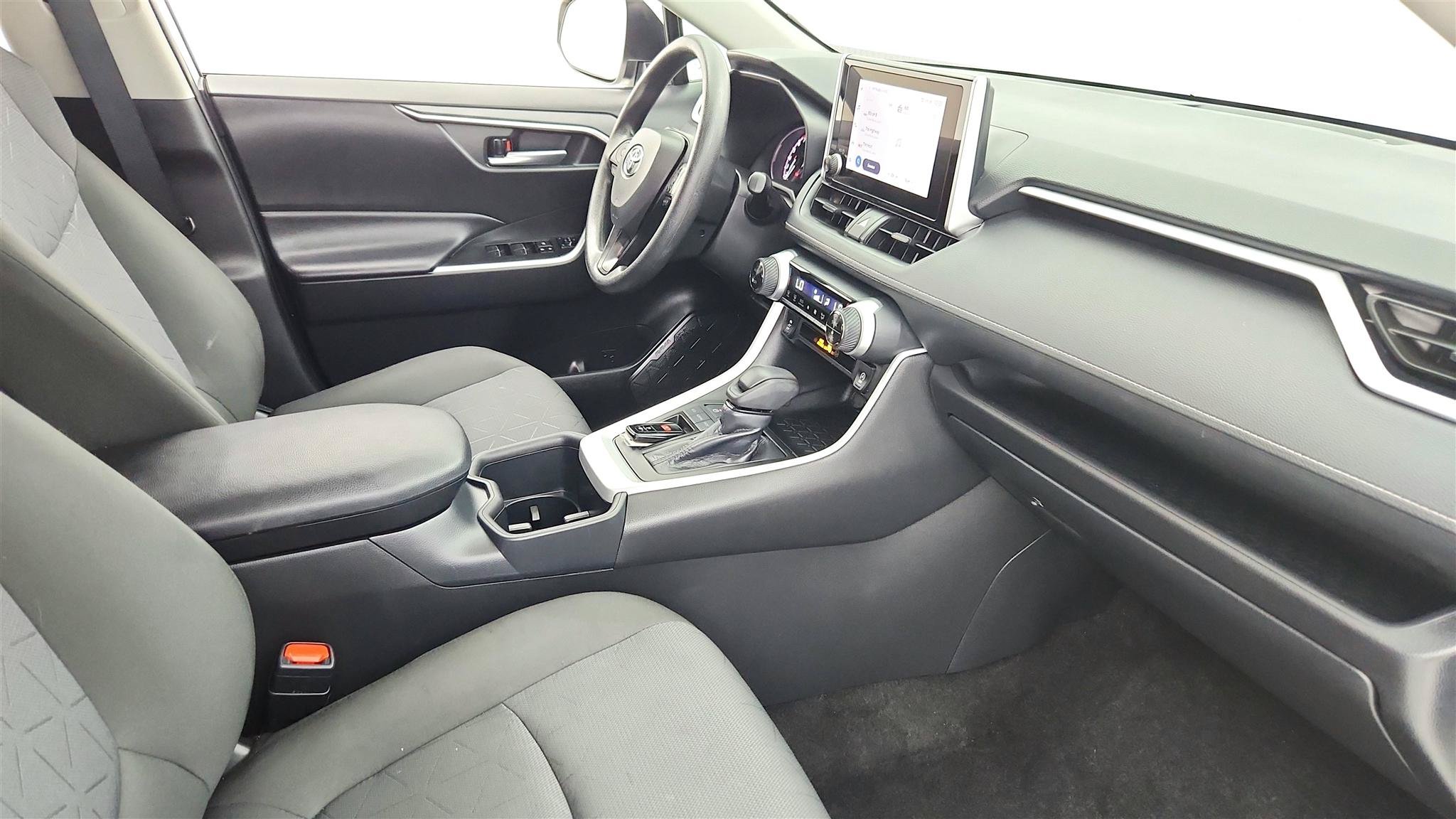 Used 2025 Toyota RAV4 XLE FWD image 17