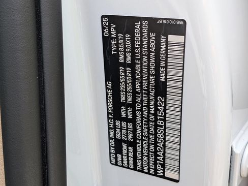 Certified 2025 Porsche Macan AWD/4WD image 38
