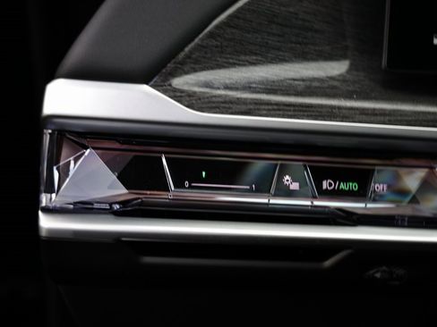 Used 2025 BMW 740i w/ Premium Package image 18