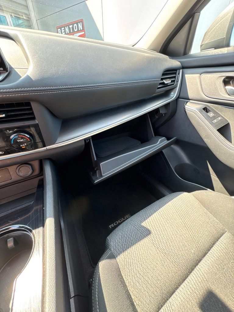Used 2024 Nissan Rogue SV AWD/4WD image 27