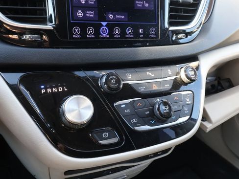 Used 2017 Chrysler Pacifica Touring-L Plus FWD image 24