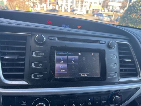 Used 2018 Toyota Highlander LE image 21