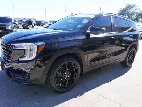 Used 2024 GMC Terrain SLE w/ Driver Convenience Package image 3