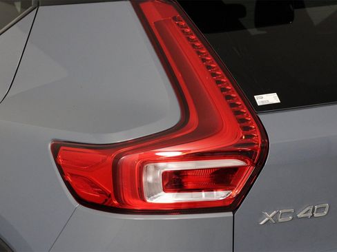 Used 2021 Volvo XC40 T5 R-Design w/ Protection Package Premier image 18