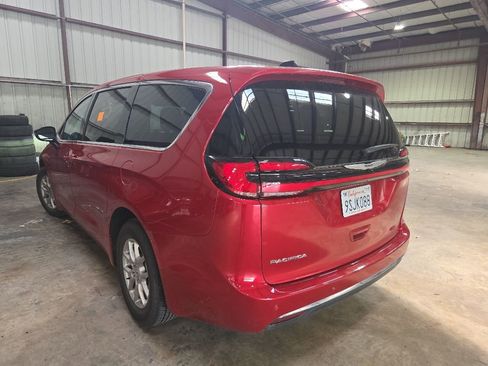 Used 2025 Chrysler Pacifica Select FWD image 8