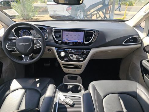 Used 2023 Chrysler Pacifica Touring-L FWD image 15