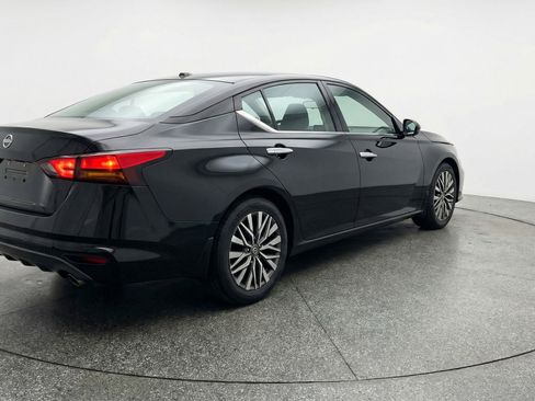 Used 2025 Nissan Altima 2.5 SV image 9