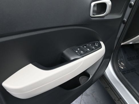 Certified 2025 Hyundai Venue SEL image 14