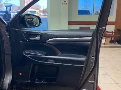 Used 2019 Toyota Highlander Limited image 13