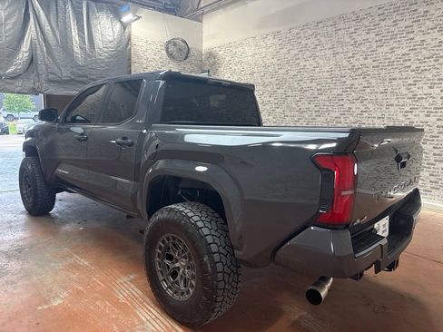 Used 2025 Toyota Tacoma SR5 AWD/4WD image 5