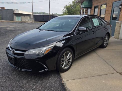 Used 2016 Toyota Camry SE w/ Moonroof Package FWD image 19